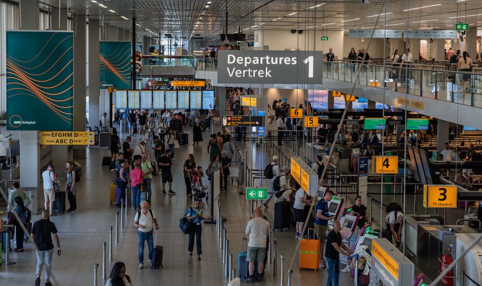 Innsjekkingsskranke på flyplass der reisedokumenter kontrolleres