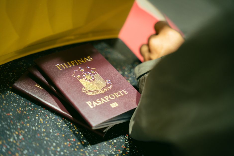 Ankomsthall på flyplass med automatiske passkontrollporter