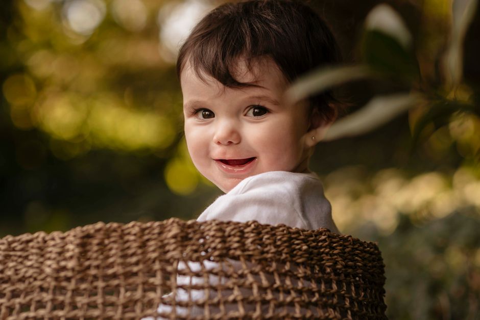 Baby som ser mot kameraet, likt et passbilde