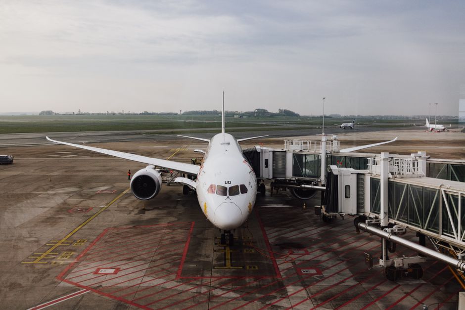 Lite barn på flyplass før en familiereise