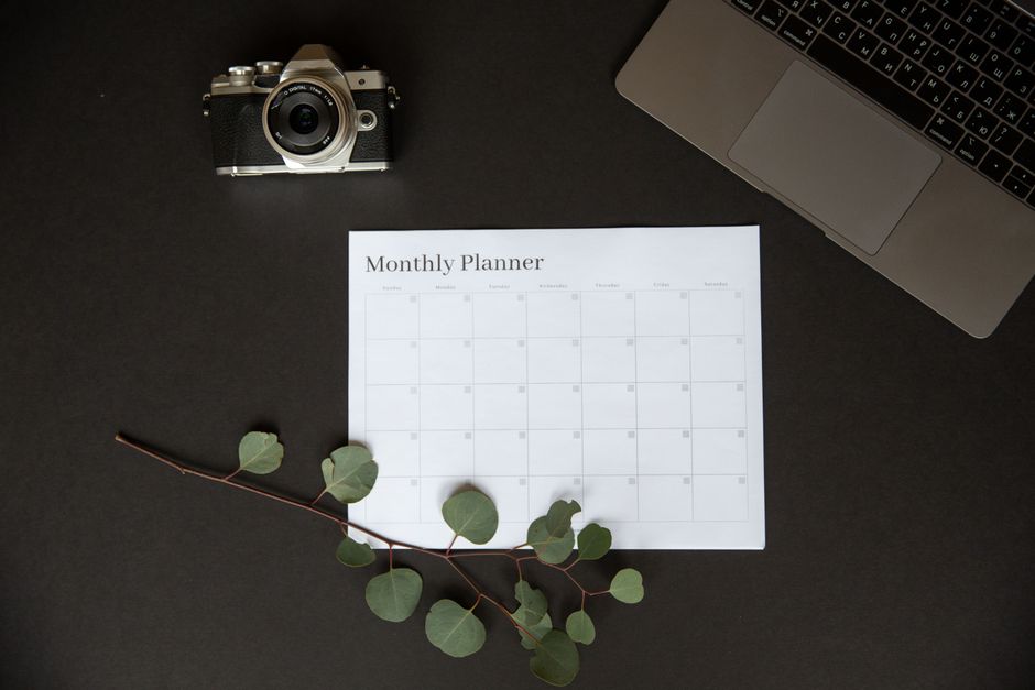 Kalender og penn som illustrerer planlegging av leveringstid for pass