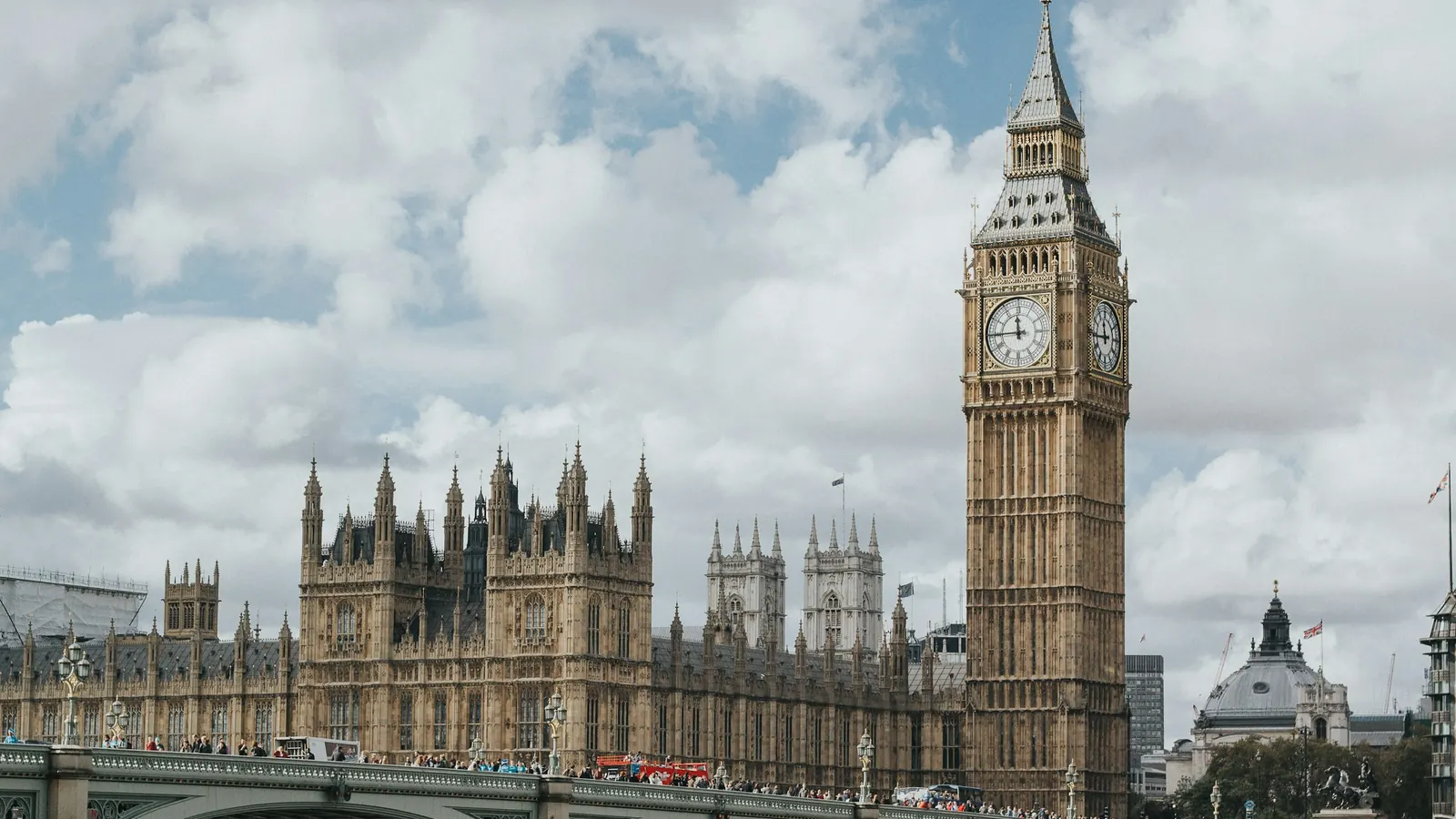 Big Ben og parlamentsbygningen i Westminster under en delvis skyet himmel i London