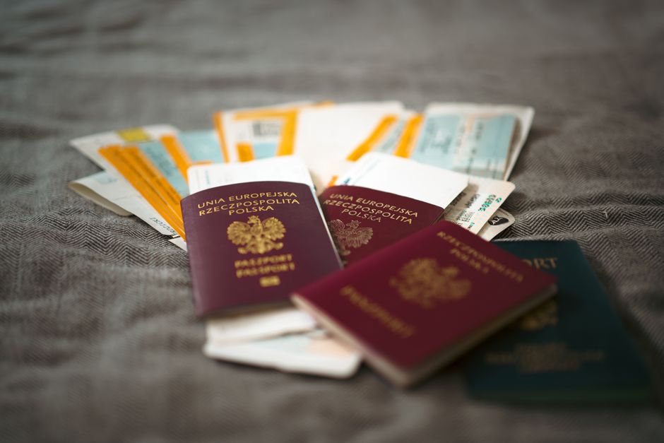 Forelder og barn med pass klart til en reise til England