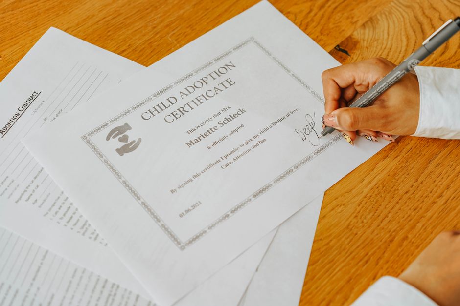 Foreldre og barn med dokumenter, illustrerer samtykke til barnepass