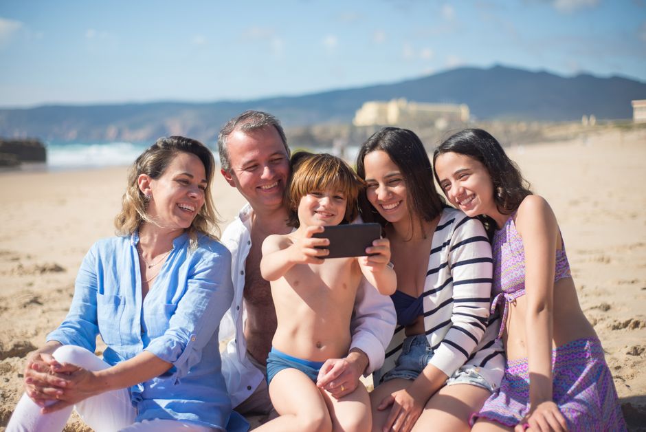 Familie som planlegger en reise med mobiltelefon