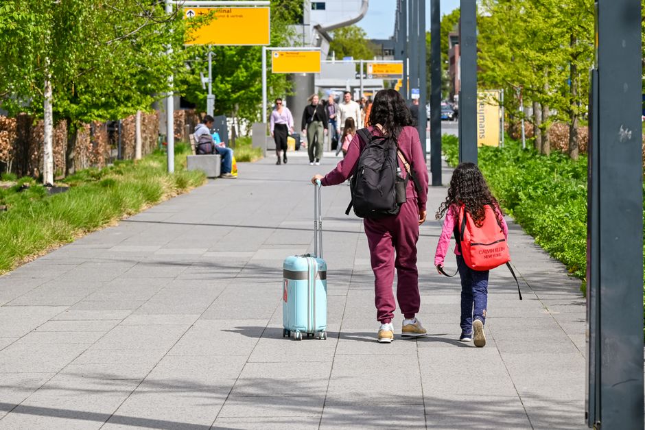 Familie med barn på vei til en flyreise