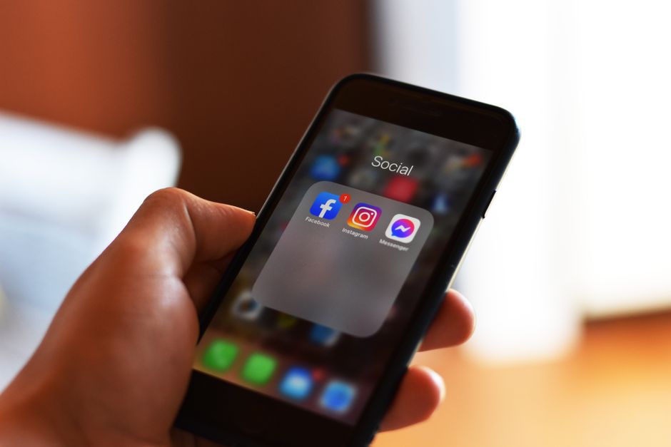 Mobiltelefon med en reise-app, illustrerer UK ETA-appen