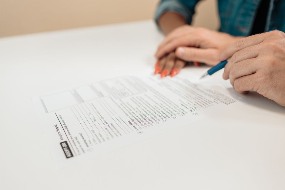 Foreldre som fyller ut papirer, illustrerer samtykke til barnepass