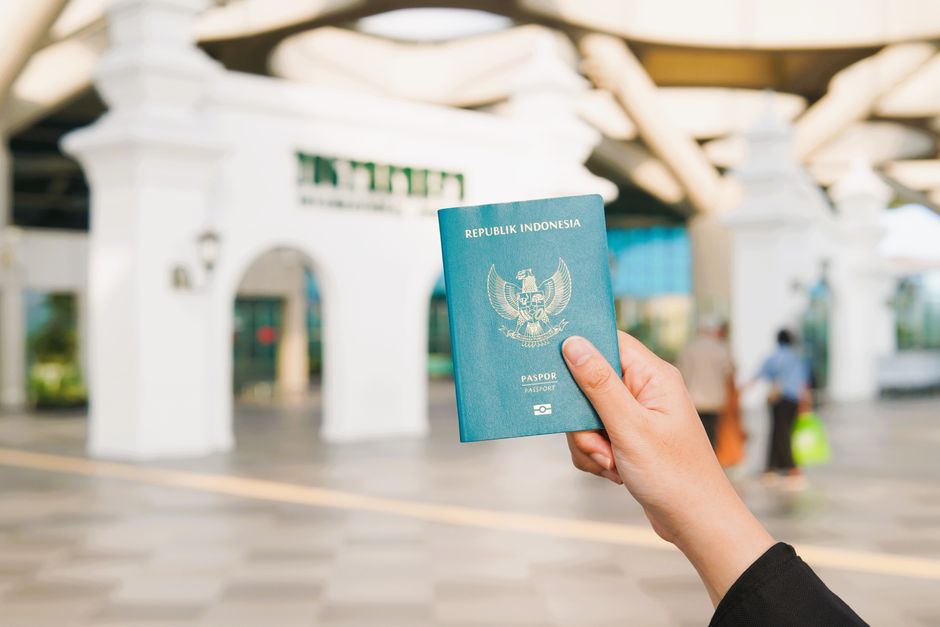 Person med reisedokument på vei til en flyreise til Storbritannia