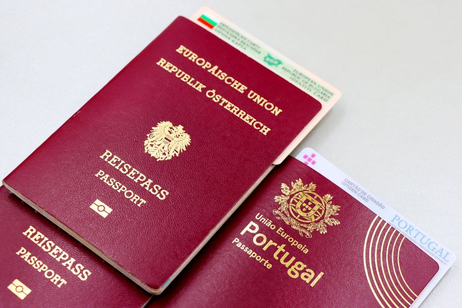 Reisedokument og pass på en skranke som illustrerer nødpass