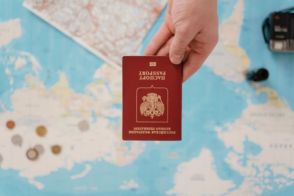 Person som holder et pass klart til reise til Storbritannia