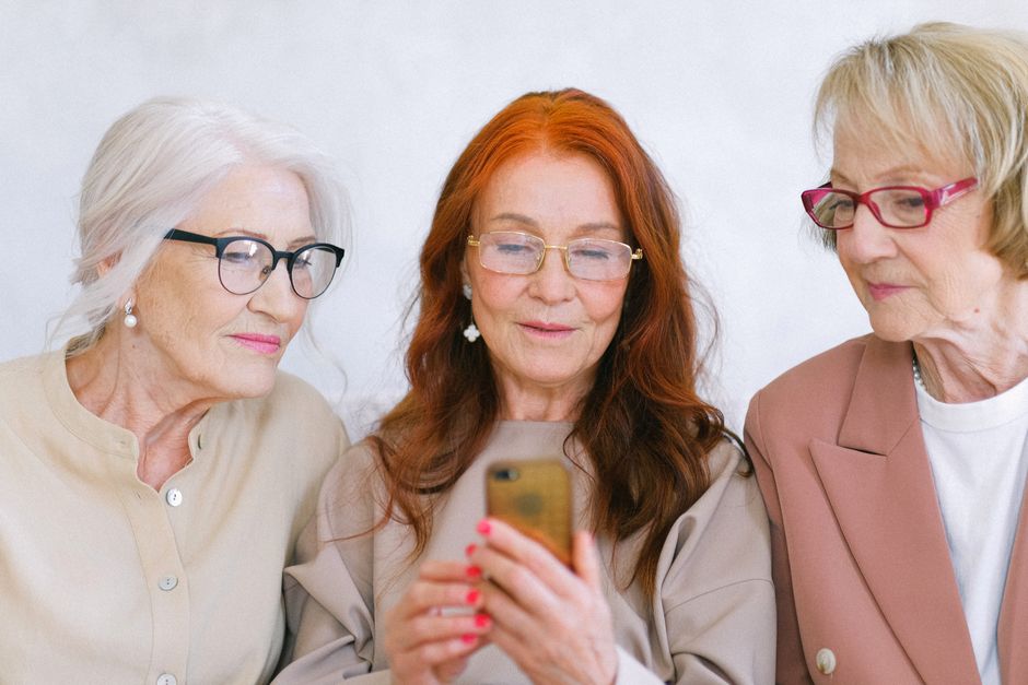 Person som prøver en app på telefonen ved et bord